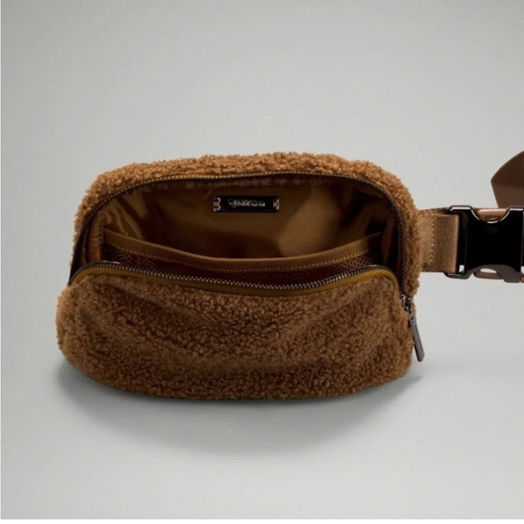 Lululemon Athletica Everywhere belt bag 1L Brunt Caramel FLEECE, Discontinued - Picture 2 of 16
